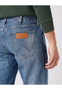 Wrangler - MĘSKIE SPODNIE JEANSOWE WRANGLER GREENSBORO STONE EROSION W15QSF667