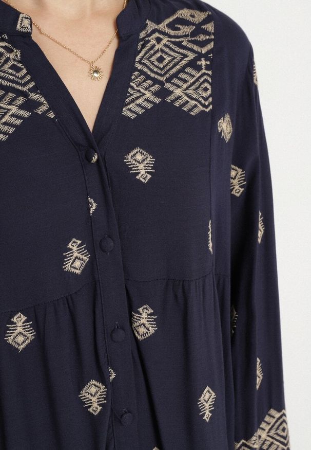 Born2be - Granatowa Sukienka Rozkloszowana z Koszulową Górą z Wzorem Etno Ronitta. Okazja: na co dzień. Typ kołnierza: dekolt w serek. Kolor: niebieski. Długość rękawa: długi rękaw. Wzór: aplikacja, haft. Typ sukienki: koszulowe. Styl: etno