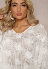 Renee - Biała Ażurowa Bluzka w Perły i Ozdobne Kwiaty Panaly. Kolor: biały. Materiał: tkanina. Długość: długie. Wzór: ażurowy, kwiaty