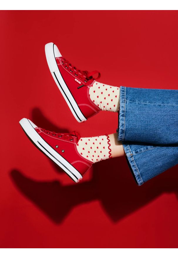 Big-Star - Skarpety damskie długie w czerwone serduszka białe Hartisa 100. Kolor: biały. Materiał: wiskoza, materiał. Wzór: gładki