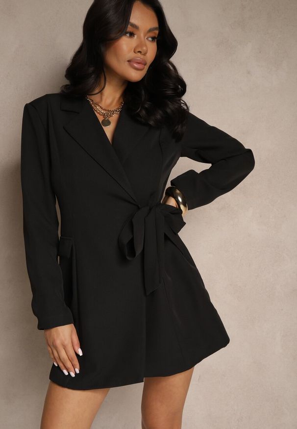 Renee - Czarna Sukienka Kopertowa Ozdobiona Imitacją Kieszeni Davirnas. Kolor: czarny. Wzór: aplikacja. Typ sukienki: kopertowe. Styl: klasyczny, elegancki