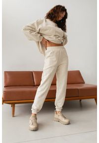 Marsala - Spodnie dresowe typu jogger w kolorze BEIGE z dodatkiem konopii - DISPLAY KONOPIA. Stan: podwyższony. Materiał: dresówka. Styl: elegancki, klasyczny