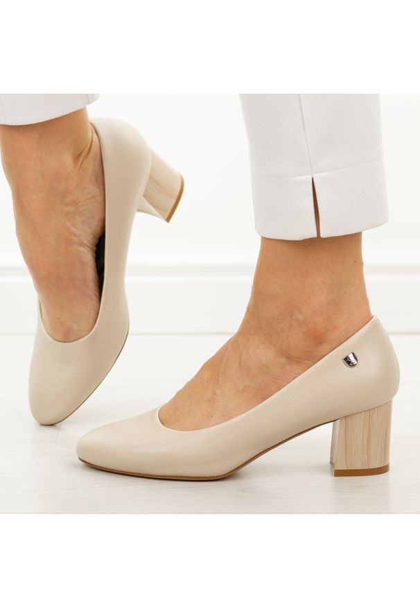 Cieliste czółenka damskie na obcasie Sergio Leone Pb404. Okazja: na co dzień, do pracy. Nosek buta: okrągły. Materiał: skóra. Sezon: wiosna, lato, jesień. Obcas: na obcasie. Styl: casual, klasyczny, elegancki. Wysokość obcasa: średni