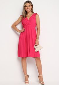 Born2be - Fuksjowa Plisowana Sukienka z Bawełną i Wiskozą z Gumką w Talii i Kopertowym Dekoltem Karamla. Typ kołnierza: dekolt kopertowy. Kolor: różowy. Materiał: wiskoza, bawełna. Typ sukienki: kopertowe #7