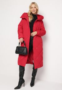 Born2be - Czerwona Kurtka Płaszcz z Geometrycznym Pikowaniem Johnatta. Kolor: czerwony. Wzór: geometria #1