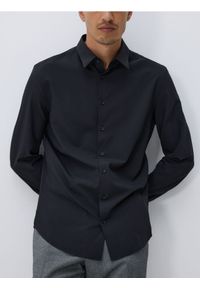 Reserved - Gładka koszula slim fit - czarny. Kolor: czarny. Materiał: tkanina. Wzór: gładki #1