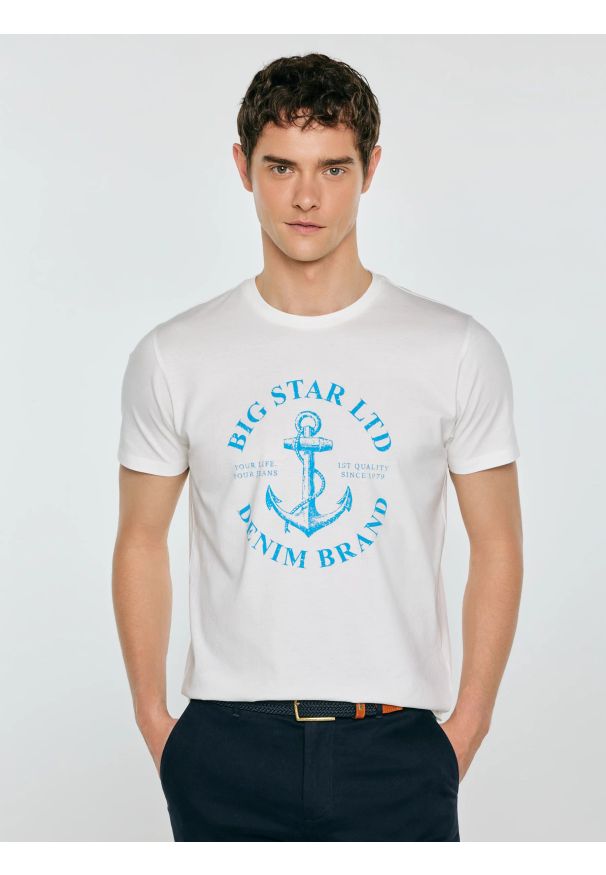 Big-Star - Koszulka męska z kontrastowym nadrukiem biała Kartes 100. Kolor: biały. Materiał: dzianina, bawełna. Wzór: nadruk. Styl: klasyczny