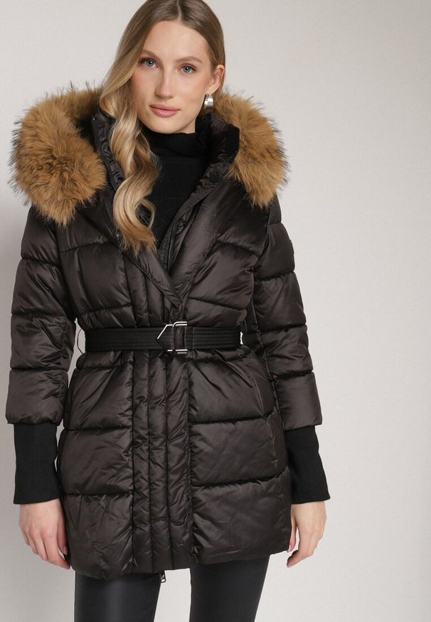 Born2be - Czarna Kurtka z Pikowanymi Przeszyciami Paskiem i Kapturem z Futrem Lidanessa. Okazja: na co dzień. Kolor: czarny. Materiał: futro. Styl: casual