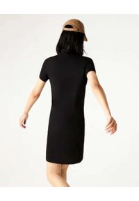 Lacoste - LACOSTE - Czarna bawełniana sukienka z logo. Typ kołnierza: polo. Kolor: czarny. Materiał: bawełna. Wzór: aplikacja. Typ sukienki: proste. Długość: mini