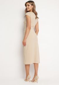 Born2be - Beżowa Sukienka Midi z Kwadratowym Dekoltem Revinane. Okazja: na co dzień. Typ kołnierza: dekolt kwadratowy. Kolor: beżowy. Styl: casual, elegancki. Długość: midi #6