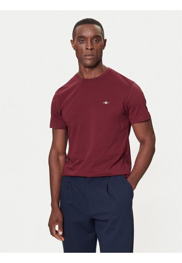 GANT - Gant T-Shirt Shield 2003184 Bordowy Regular Fit. Kolor: czerwony. Materiał: bawełna