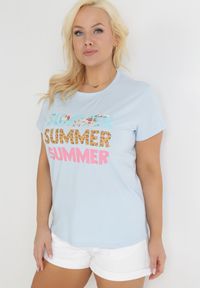 Born2be - Jasnoniebieski Bawełniany T-shirt z Kolorowymi Napisami Summer. Kolekcja: plus size. Kolor: niebieski. Materiał: bawełna. Wzór: kolorowy, napisy