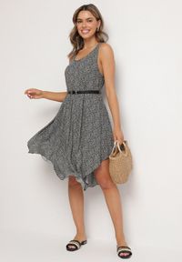 Born2be - Czarna Rozkloszowana Sukienka z Bawełny w Abstrakcyjny Wzór Ronive. Okazja: na co dzień. Kolor: czarny. Materiał: bawełna. Typ sukienki: rozkloszowane. Styl: casual, elegancki #5