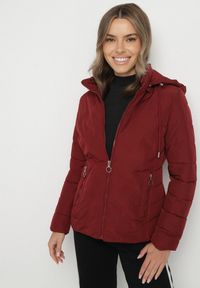 Born2be - Bordowa Przejściowa Kurtka z Pikowanymi Przeszyciami i Odpinanym Kapturem Olunea. Okazja: na co dzień, na spacer. Kolor: czerwony. Materiał: poliester, jeans. Styl: casual, elegancki #1