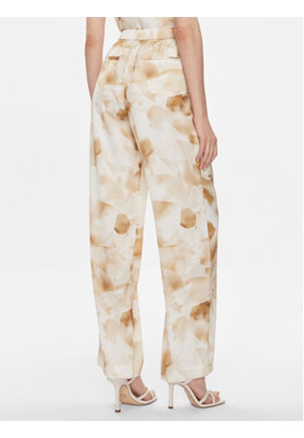 Calvin Klein Spodnie materiałowe K20K206884 Beżowy Regular Fit. Kolor: beżowy. Materiał: syntetyk