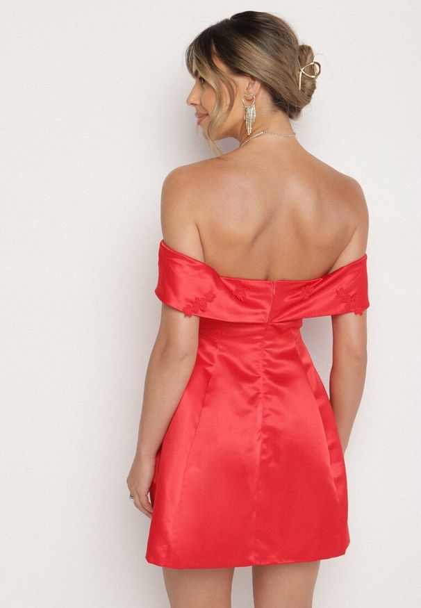 Born2be - Czerwona Satynowa Sukienka Hiszpanka Vices z Kwiatowymi Aplikacjami Fennalisa. Okazja: na wesele, na imprezę, na ślub cywilny. Typ kołnierza: dekolt hiszpanka. Kolor: czerwony. Materiał: satyna. Wzór: kwiaty, aplikacja. Sezon: lato