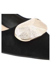 Czółenka damskie S.Barski, ze skóry naturalnej zamszowej ozdobna klamra niski obcas elegancki styl, czarne, MR61-9027. Okazja: na spotkanie biznesowe. Zapięcie: klamry. Kolor: czarny. Szerokość cholewki: normalna. Wzór: aplikacja. Materiał: skóra, zamsz. Obcas: na obcasie. Styl: elegancki. Wysokość obcasa: niski #7