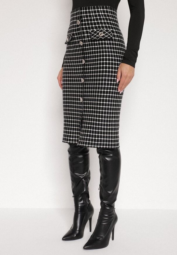 Born2be - Czarno-Biała Ołówkowa Tweedowa Spódnica w Kraciasty Wzór z Guzikami Anitusa. Okazja: na co dzień. Kolor: czarny. Materiał: jeans. Styl: klasyczny, casual, elegancki