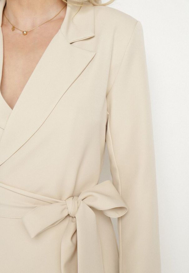 Born2be - Beżowa Sukienka w Stylu Marynarki z Paskiem i Usztywnionymi Ramionami Etinella. Okazja: na co dzień. Kolor: beżowy. Materiał: jeans. Styl: casual, klasyczny