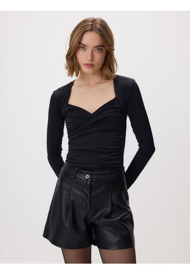 Reserved - Drapowana bluzka - czarny. Kolor: czarny. Materiał: dzianina