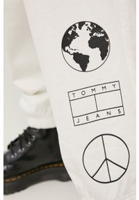 Tommy Jeans Spodnie bawełniane DM0DM12440.PPYY męskie kolor beżowy z nadrukiem. Kolor: beżowy. Materiał: bawełna. Wzór: nadruk #3