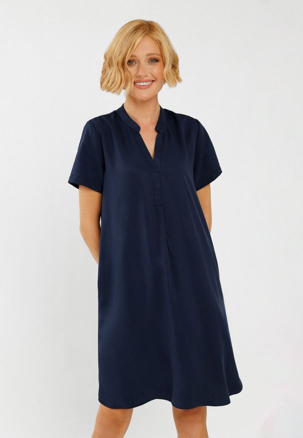 Volcano - Luźna, gładka sukienka G-FANTA. Okazja: na co dzień. Typ kołnierza: dekolt w serek, kołnierzyk stójkowy. Materiał: materiał, lyocell. Długość rękawa: krótki rękaw. Wzór: gładki. Sezon: lato. Typ sukienki: proste. Styl: casual