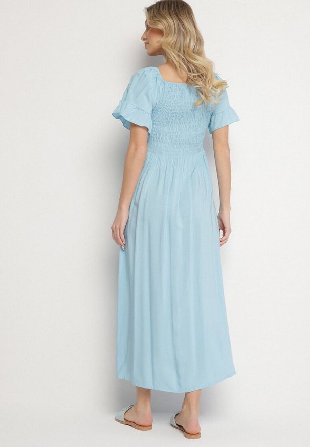 Born2be - Jasnoniebieska Bawełniana Sukienka o Kroju Hiszpanki z Elastyczną Górą Niloviria. Okazja: na co dzień. Typ kołnierza: dekolt hiszpanka. Kolor: niebieski. Materiał: bawełna. Długość rękawa: krótki rękaw. Styl: klasyczny, casual