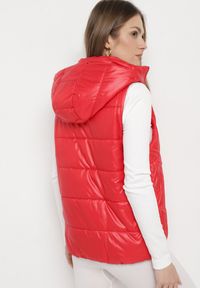 Born2be - Czerwona Kamizelka z Odpinanym Kapturem i Kieszeniami Pikowana Aggevia. Kolor: czerwony #4