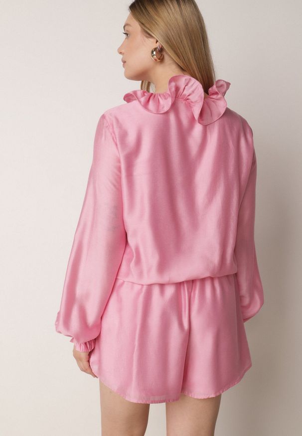 Born2be - Różowy Krótki Kombinezon Ozdobiony Żabotem Menimei. Okazja: na co dzień. Kolor: różowy. Materiał: materiał, poliester. Długość: krótkie. Wzór: aplikacja. Styl: casual, klasyczny, elegancki