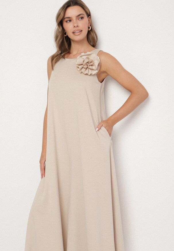 Born2be - Beżowy Kombinezon z Wiskozą i Broszką Kwiatu 3D Odellira. Okazja: na co dzień. Kolor: beżowy. Materiał: wiskoza. Wzór: kwiaty. Styl: casual, elegancki