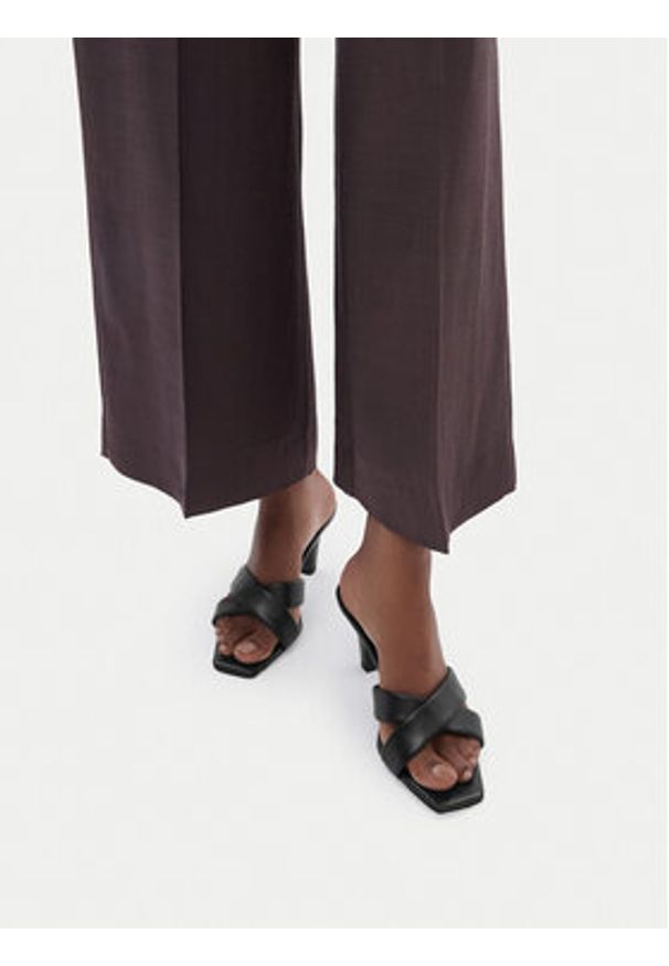 Gino Rossi - GINO ROSSI Klapki EO-GL95F-970 Czarny. Kolor: czarny. Materiał: skóra