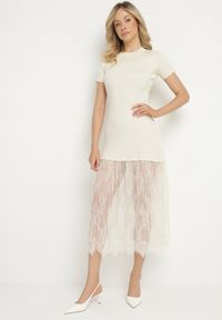 Born2be - Beżowa Prążkowana Sukienka z Koronkowym Dołem Vilzedi. Kolor: beżowy. Materiał: prążkowany, koronka. Typ sukienki: proste. Styl: glamour, elegancki #1