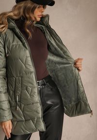 Renee - Zielona Przejściowa Kurtka z Pikowanymi Przeszyciami Kapturem i Suwakami Taranessa. Okazja: na imprezę, na co dzień. Kolor: zielony. Materiał: dzianina, jeans. Styl: elegancki, casual, klasyczny #5
