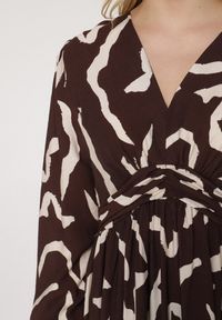 Born2be - Brązowa Rozkloszowana Sukienka z Wiskozą Netania. Okazja: na co dzień. Kolor: brązowy. Materiał: wiskoza. Długość rękawa: długi rękaw. Typ sukienki: proste. Styl: casual #6