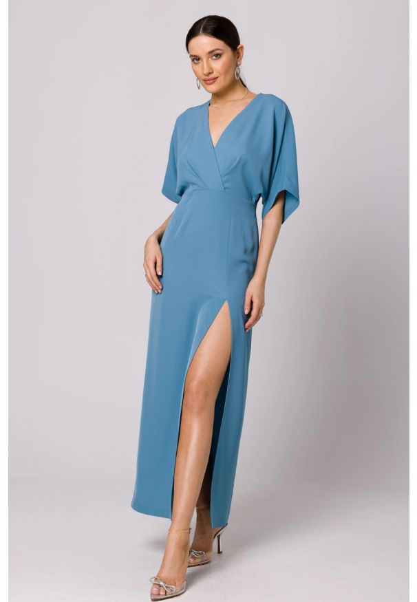 Makover - Długa sukienka z dekoltem V i rozcięciem kimonowa niebieska. Okazja: na wesele, na imprezę, na ślub cywilny. Kolor: niebieski. Typ sukienki: ołówkowe. Styl: wizytowy. Długość: maxi