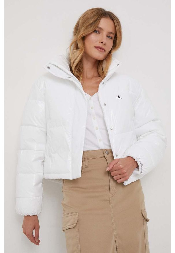 Calvin Klein Jeans kurtka damska kolor biały zimowa oversize. Kolor: biały. Materiał: włókno. Sezon: zima