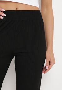 Born2be - Czarne Prążkowane Spodnie Szerokie z Gumką w Pasie Drasia. Kolor: czarny. Materiał: prążkowany #5