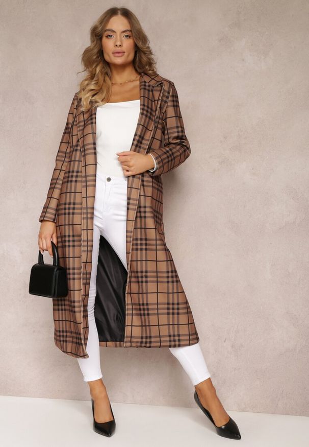 Renee - Jasnobrązowy Płaszcz Długi w Geometryczny Wzór z Paskiem Charlo. Kolor: brązowy. Długość: długie. Wzór: geometria