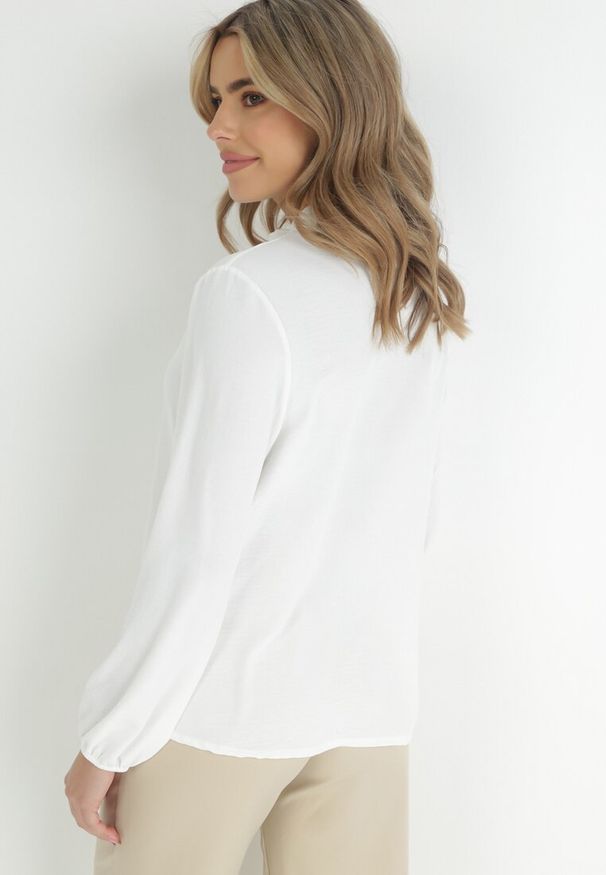 Born2be - Biała Bluzka z Ozdobnym Dekoltem Gomi. Kolor: biały. Długość rękawa: długi rękaw. Długość: długie. Wzór: kwiaty