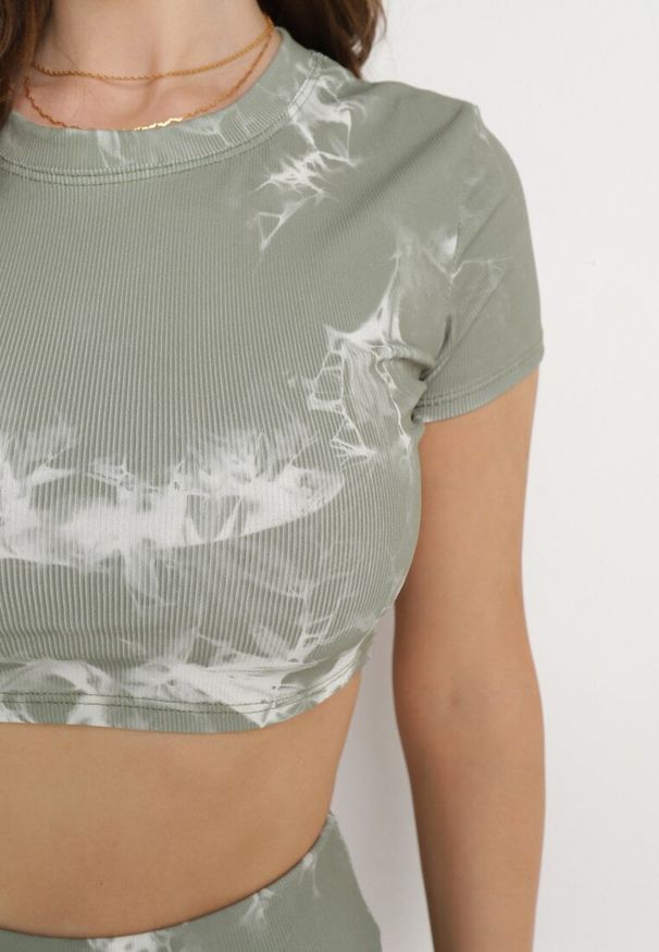 Born2be - Zielony Komplet Sportowy z Wzorem Tie-Dye Top z Krótkimi Rękawami i Leggisy Larvena. Kolor: zielony