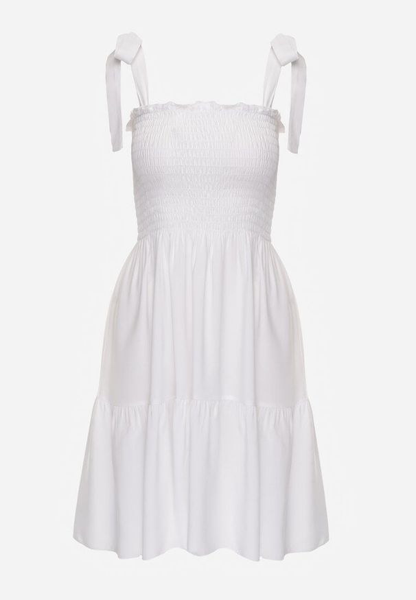 Renee - Biała Sukienka z Bawełny Ozdobiona Wiązaniem Tollasea. Okazja: na co dzień, na spacer. Kolor: biały. Materiał: bawełna. Wzór: aplikacja. Sezon: lato. Typ sukienki: proste. Styl: elegancki, casual