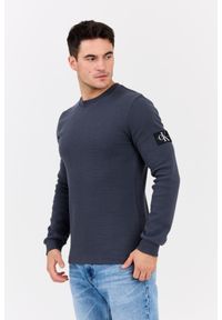 Calvin Klein - CALVIN KLEIN Szary męski longsleeve z naszywką. Okazja: na co dzień. Kolor: szary. Materiał: bawełna. Długość rękawa: długi rękaw. Wzór: aplikacja. Styl: klasyczny, casual #3