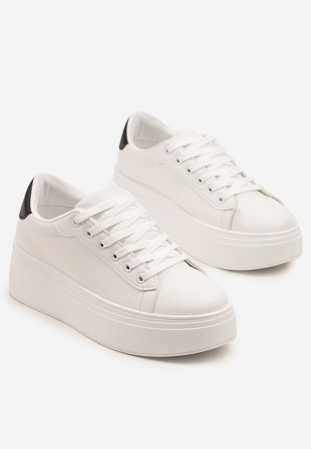 Renee - Biało-Czarne Basicowe Sneakersy na Platformie Milio. Okazja: na co dzień. Kolor: biały. Obcas: na platformie