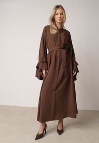 Born2be - Brązowa Wiskozowa Sukienka Koszulowa z Falbanami przy Rękawach i Paskiem Dinirae. Okazja: na co dzień. Kolor: brązowy. Materiał: wiskoza. Typ sukienki: koszulowe. Styl: casual, klasyczny #1