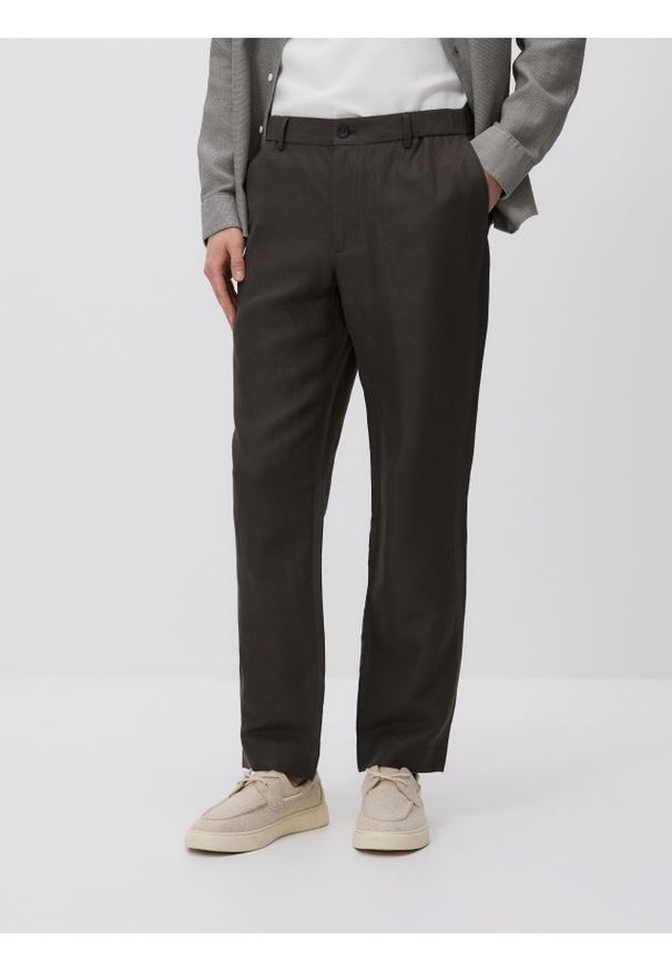 Reserved - Spodnie chino regular z lnem - zielony. Kolor: zielony. Materiał: len