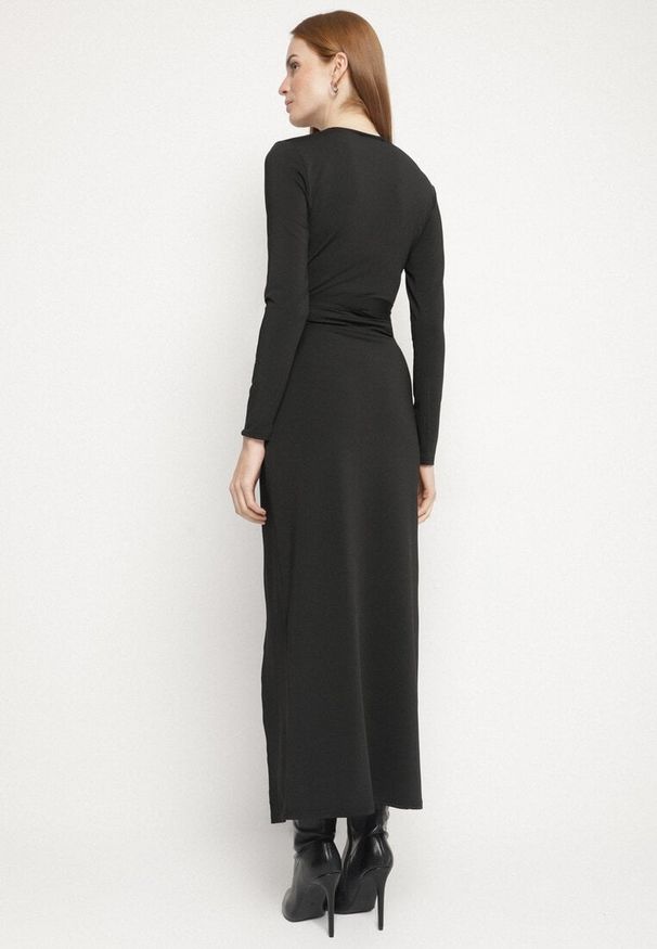 Born2be - Czarna Sukienka Kopertowa z Wiskozą Zdobiona Rozcięciem i Wiązanym Paskiem Teslea. Okazja: na co dzień. Kolor: czarny. Materiał: wiskoza. Wzór: aplikacja. Typ sukienki: kopertowe. Styl: casual, elegancki, klasyczny