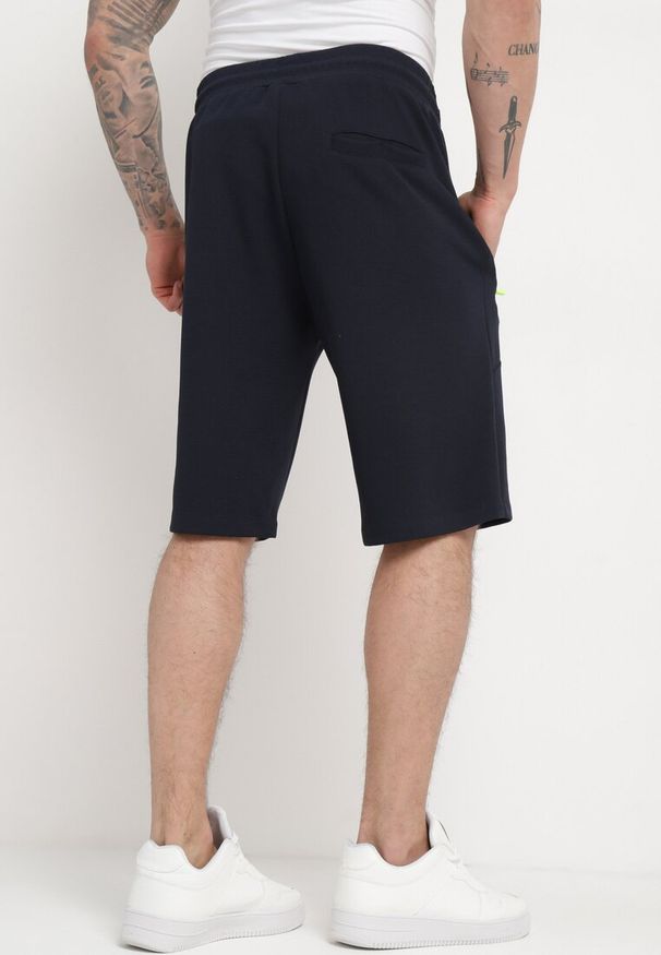 Born2be - Granatowe Szorty Dresowe z Kieszeniami na Suwak Enrilefa. Okazja: na co dzień. Kolor: niebieski. Materiał: dresówka. Styl: casual