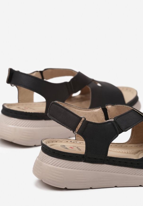 Born2be - Czarne Sandały na Grubej Podeszwie z Zapięciem na Rzep Piavina. Okazja: na co dzień. Zapięcie: rzepy. Kolor: czarny. Wzór: aplikacja. Styl: casual, klasyczny