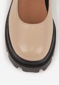 Renee - Beżowe Półbuty na Platformie w Stylu Mary Jane Ozdobione Metaliczną Sprzączką Zinida. Okazja: do pracy. Zapięcie: sprzączka. Kolor: beżowy. Wzór: aplikacja. Obcas: na platformie. Styl: vintage, klasyczny. Wysokość obcasa: średni #8