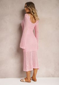 Renee - Różowa Sukienka Dzianinowa Midi w stylu Boho z Głębokim Dekoltem na Plecach Moralie. Okazja: na co dzień. Typ kołnierza: dekolt na plecach. Kolor: różowy. Materiał: dzianina. Długość rękawa: długi rękaw. Typ sukienki: proste. Styl: boho. Długość: midi #3